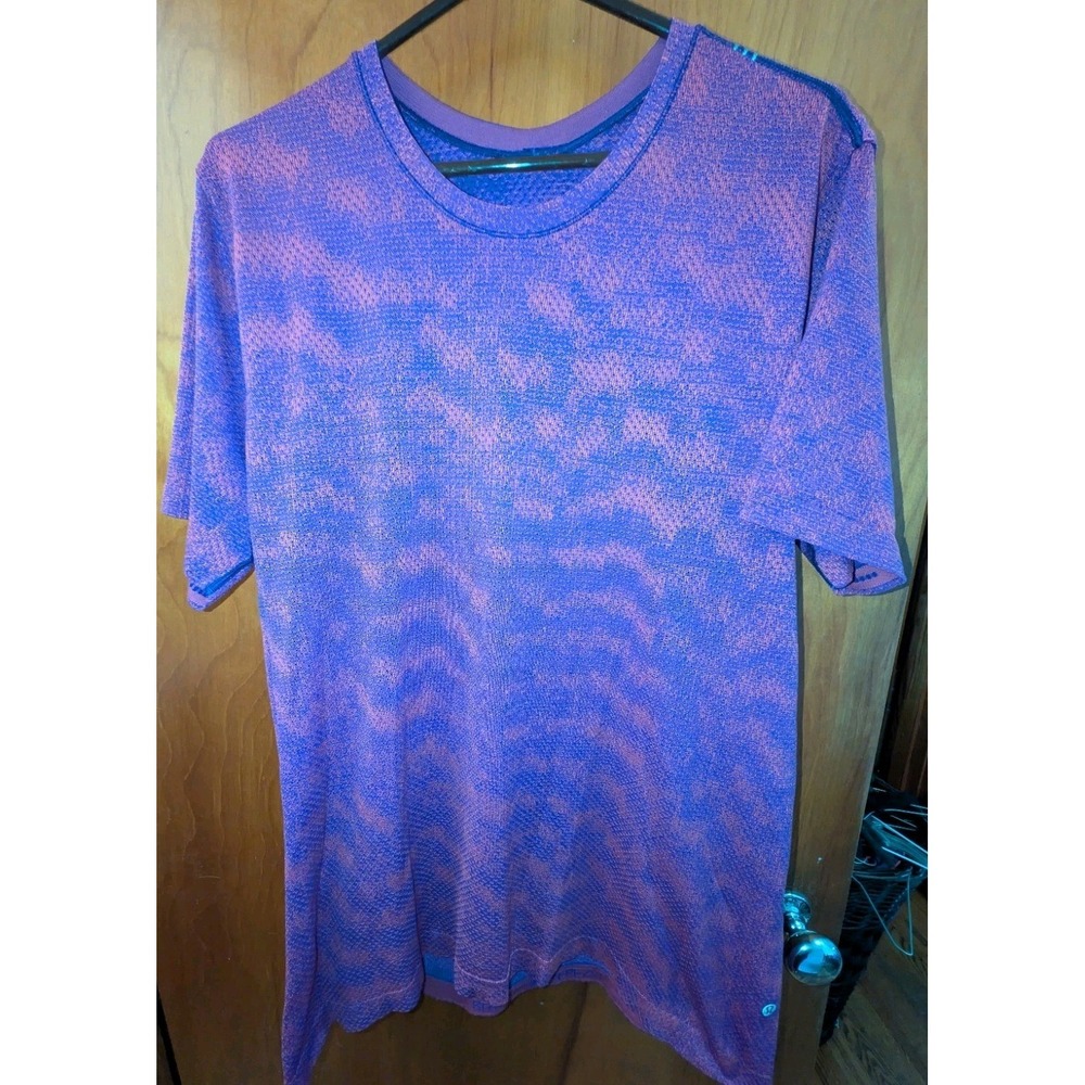 Lululemon Men's SS Mesh Athletic Metal Vent Purple-Pink Size Medium T-shirt EUC
